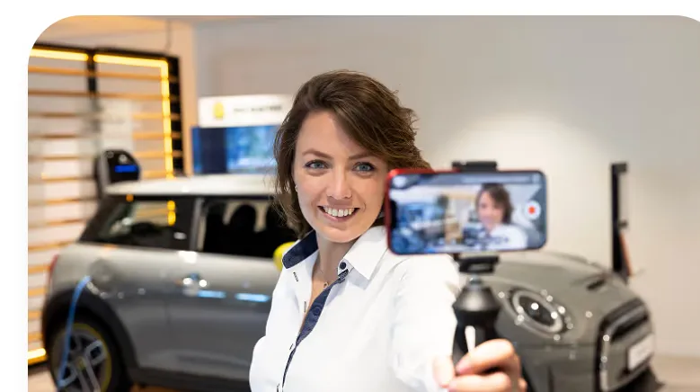 Car sales consultant recording a personalized walkaround video for a lead