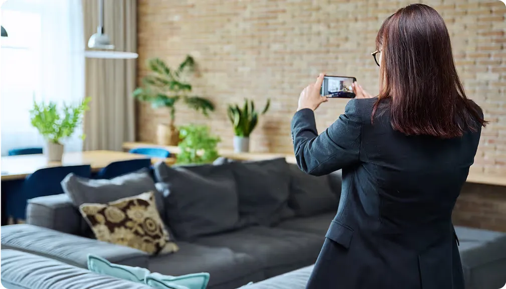 Sales rep sending a personal video message to a customer