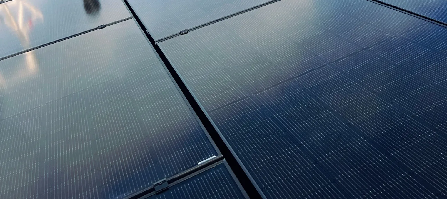 Dachintegrierte Solaranlage mit PV-Modulen – moderne Optik