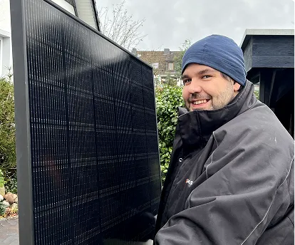 Fachgerechte Montage eines monokristallinen Solarmoduls durch PV-Techniker – präziser Aufbau für maximale Effizienz der Photovoltaikanlage.
