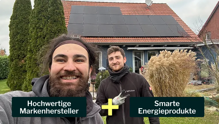 Zwei PV-Monteure vor einem Einfamilienhaus mit neu installierter Photovoltaikanlage auf dem Dach – nachhaltige Energie vom Profi.