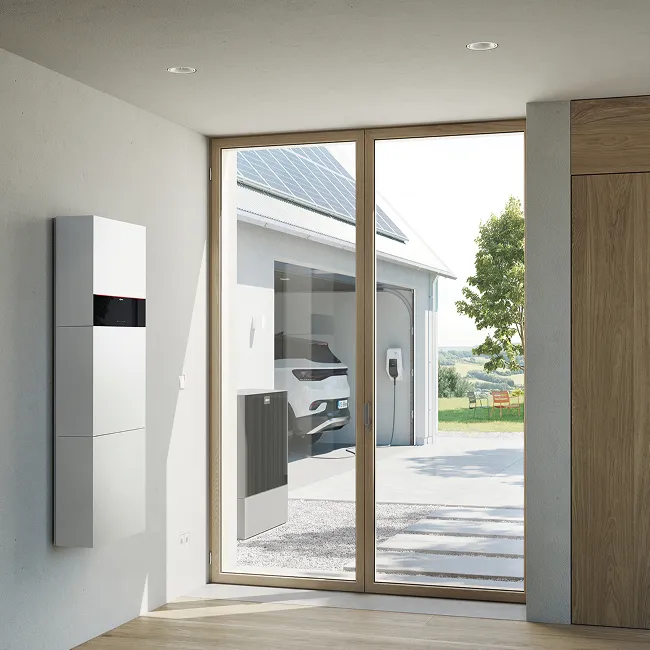 Moderner Stromspeicher im Hausflur mit Blick auf PV-Anlage, Wallbox und Wärmepumpe – maximale Energieunabhängigkeit durch vernetzte Haustechnik.