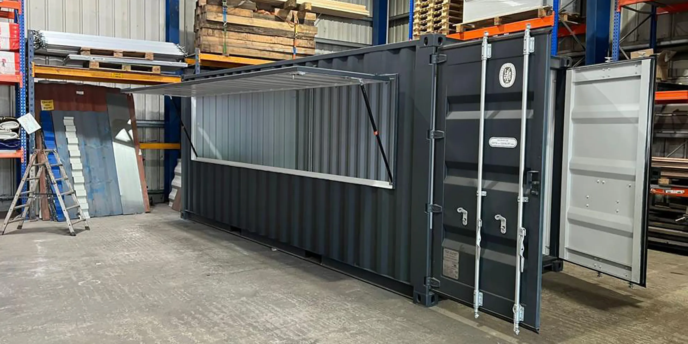 Barcontainer Innenansicht, gefließter Thresen