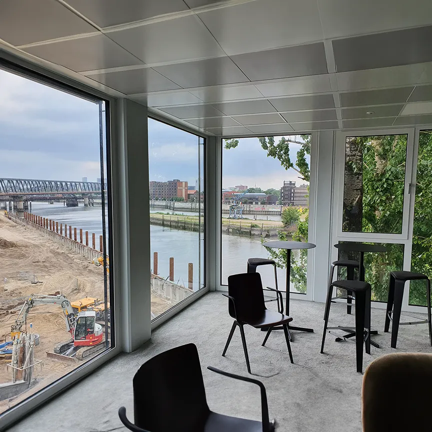 Innenansicht eines Bürocontainers mit großer Fensterfront