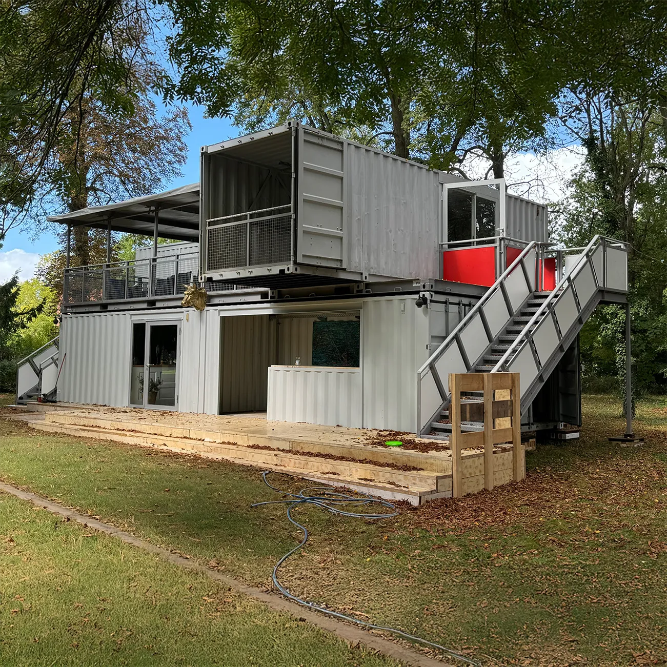 Containerhaus, Modulcontainer zu Clubhaus zusammengebaut