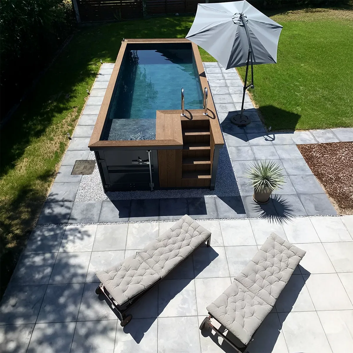 Poolcontainer mit Treppe und Filteranlage