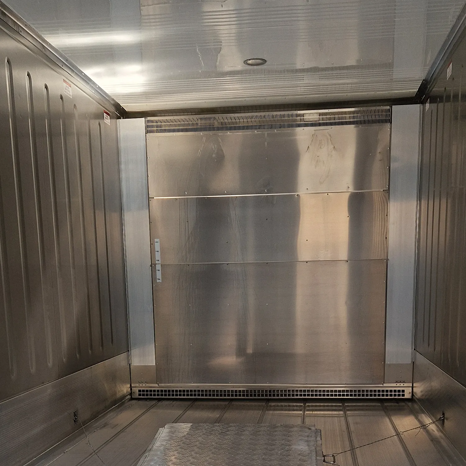 Innenansicht eines leeren Kühlcontainers