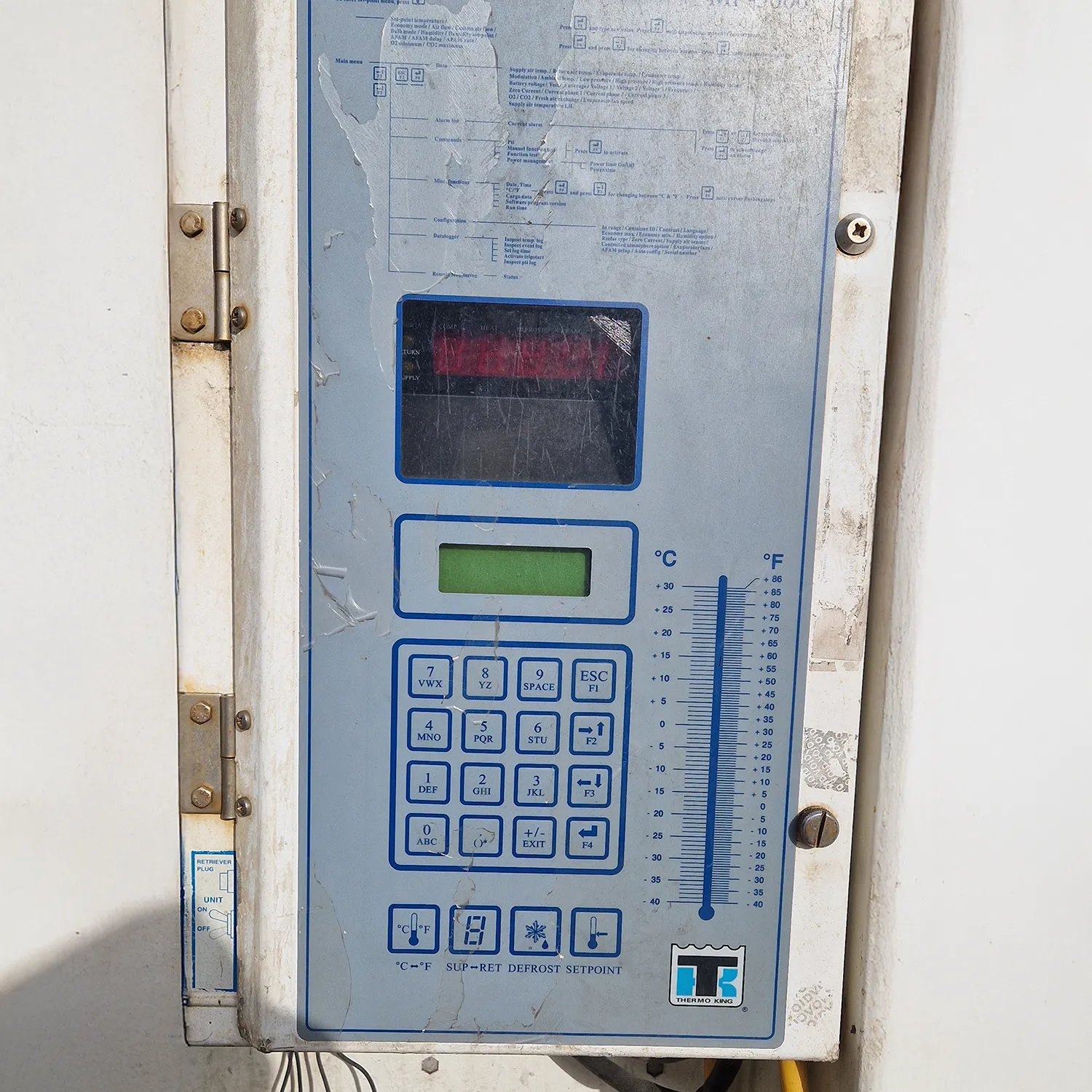 Bedienfeld einer Thermo King Kühlcontainer-Steuerung mit Display, Tastenfeld und Temperaturanzeige in °C und °F.