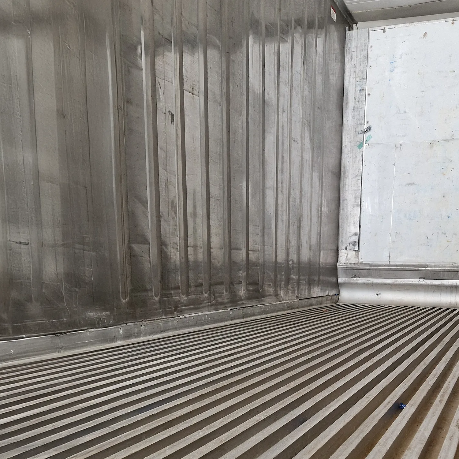 Innenansicht eines leeren Kühlcontainers