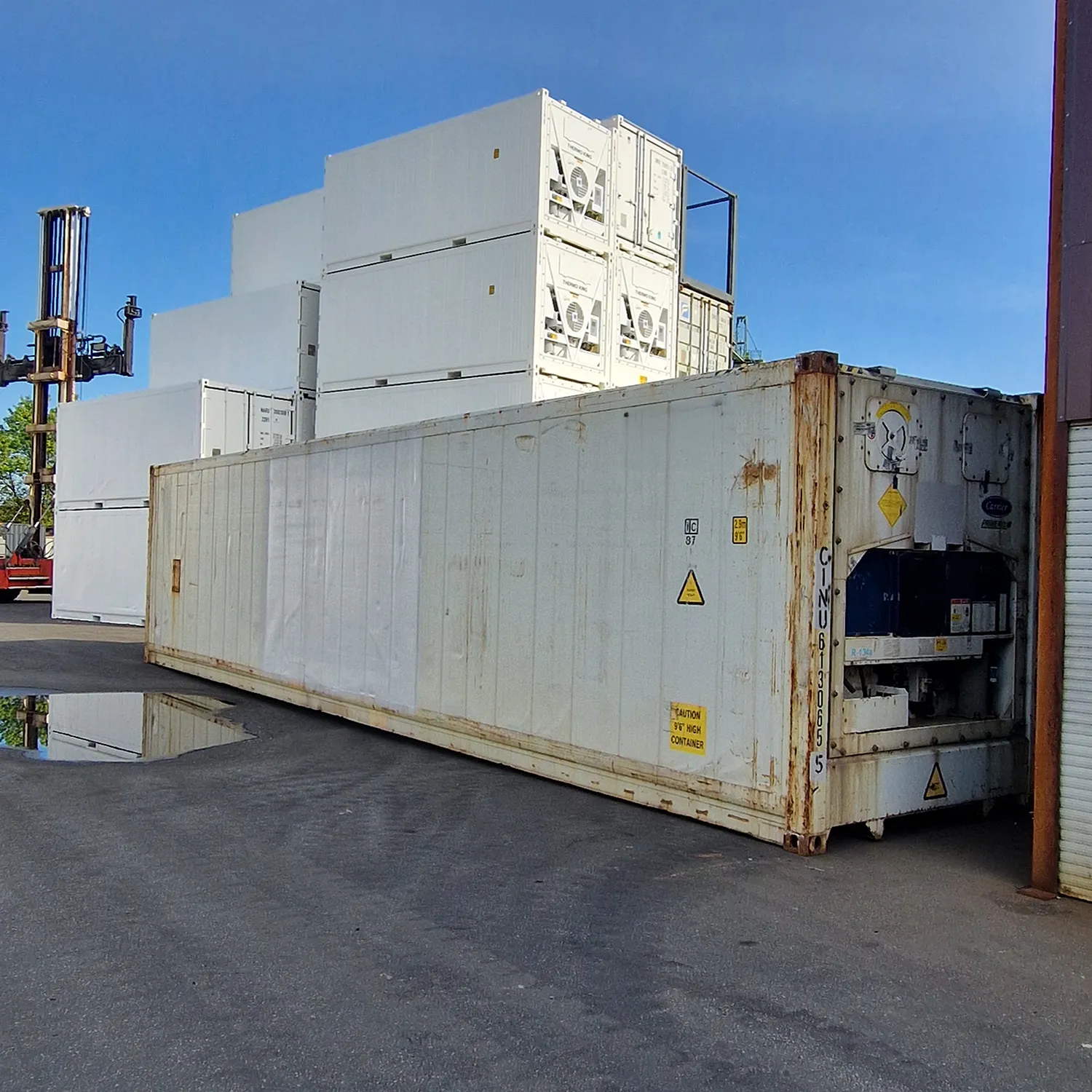 Gebrauchter, leicht rostiger weißer Kühlcontainer und Kühleinheiten