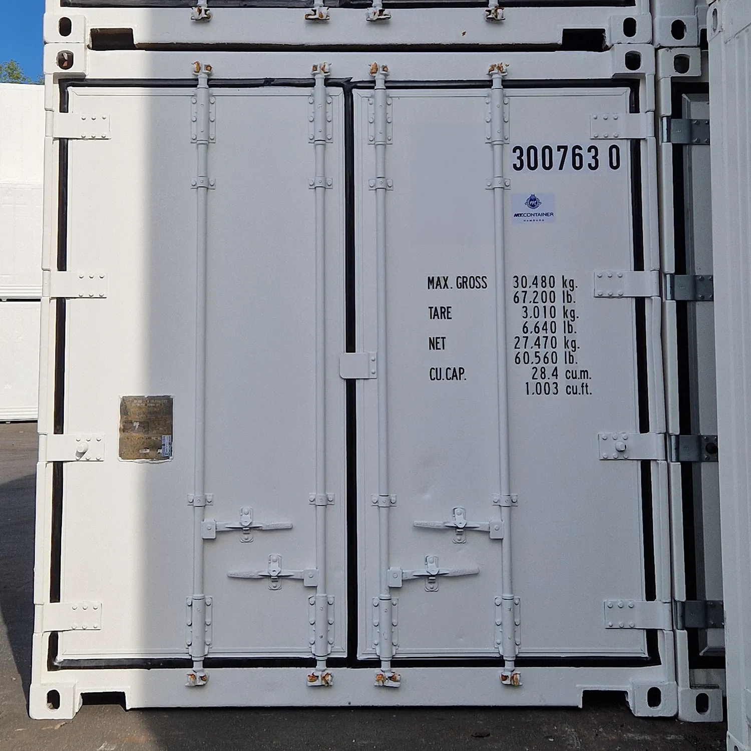 Weiße Tür eines Kühlcontainers