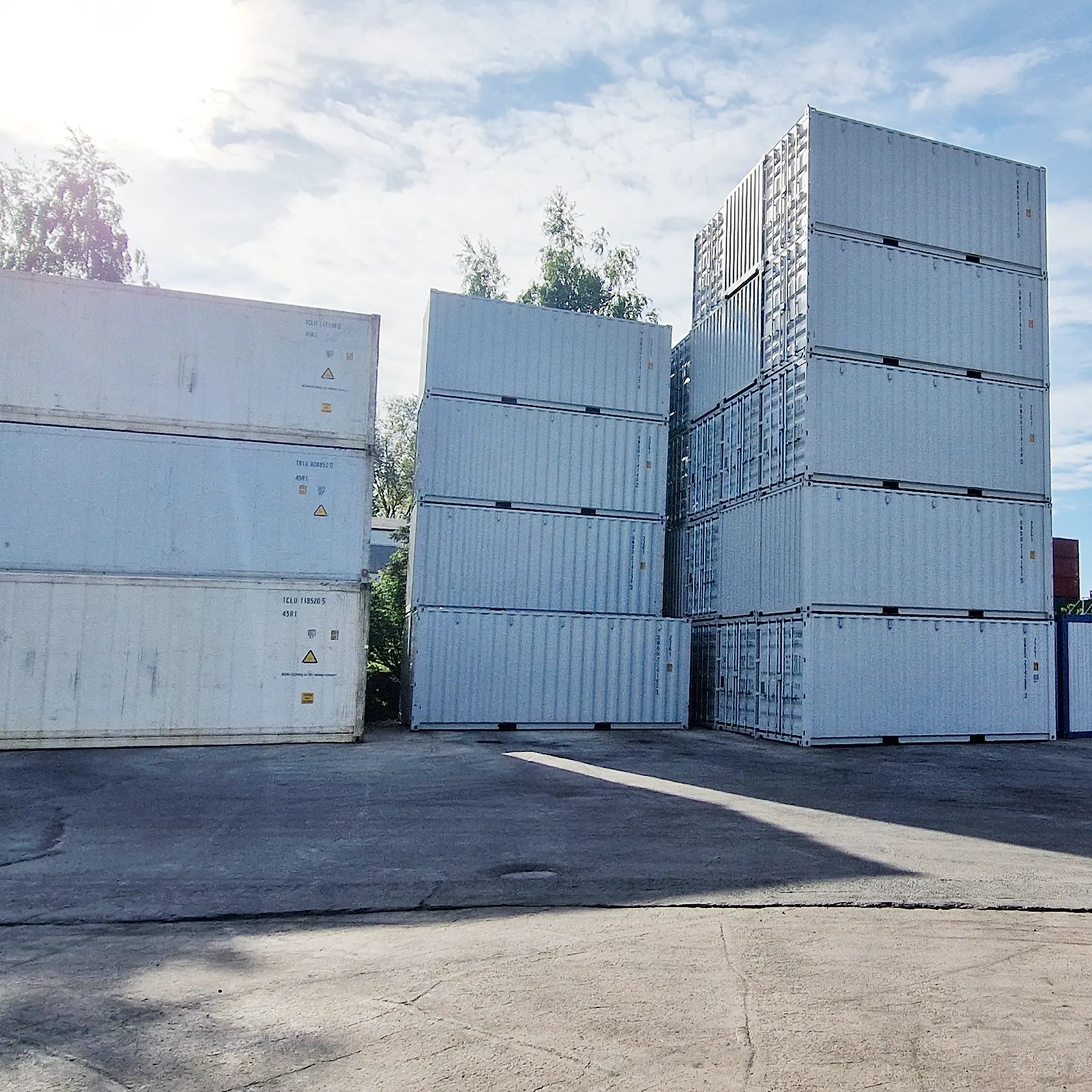 Gestapelte weiße Kühlcontainer im Depot