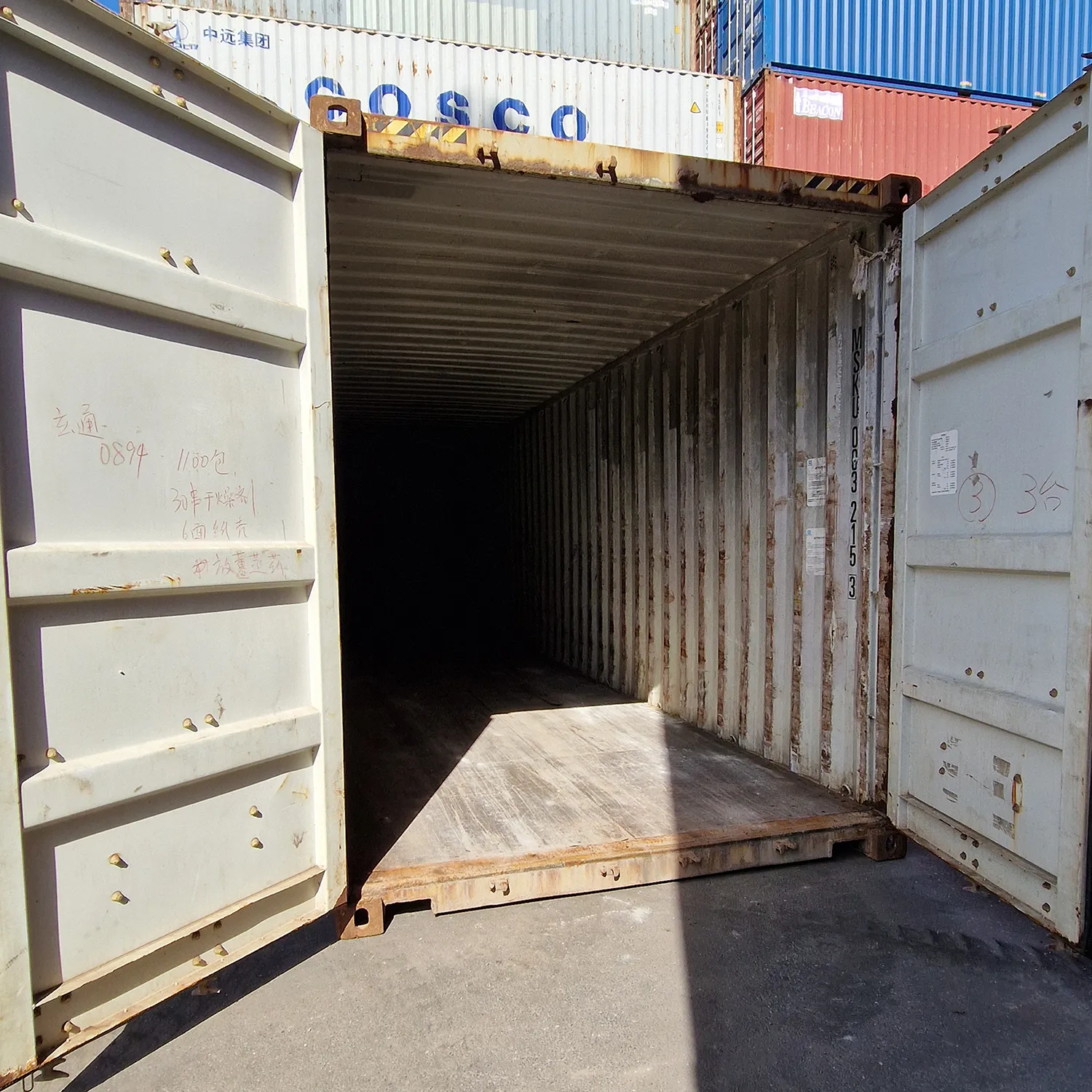 gebrauchter 20 Fuß Container mit geöffneten Türen