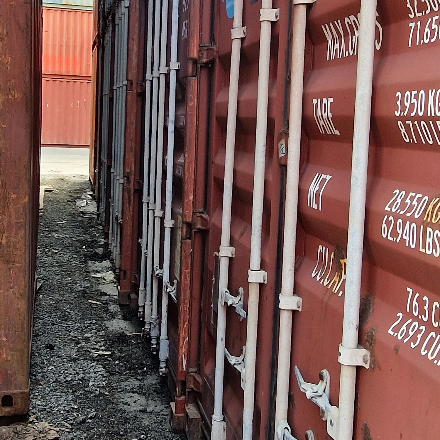 gebrauchte Container, rostige Türen