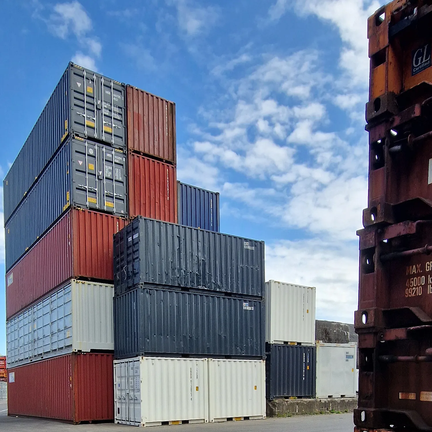 Depot mit gebrauchten Containern