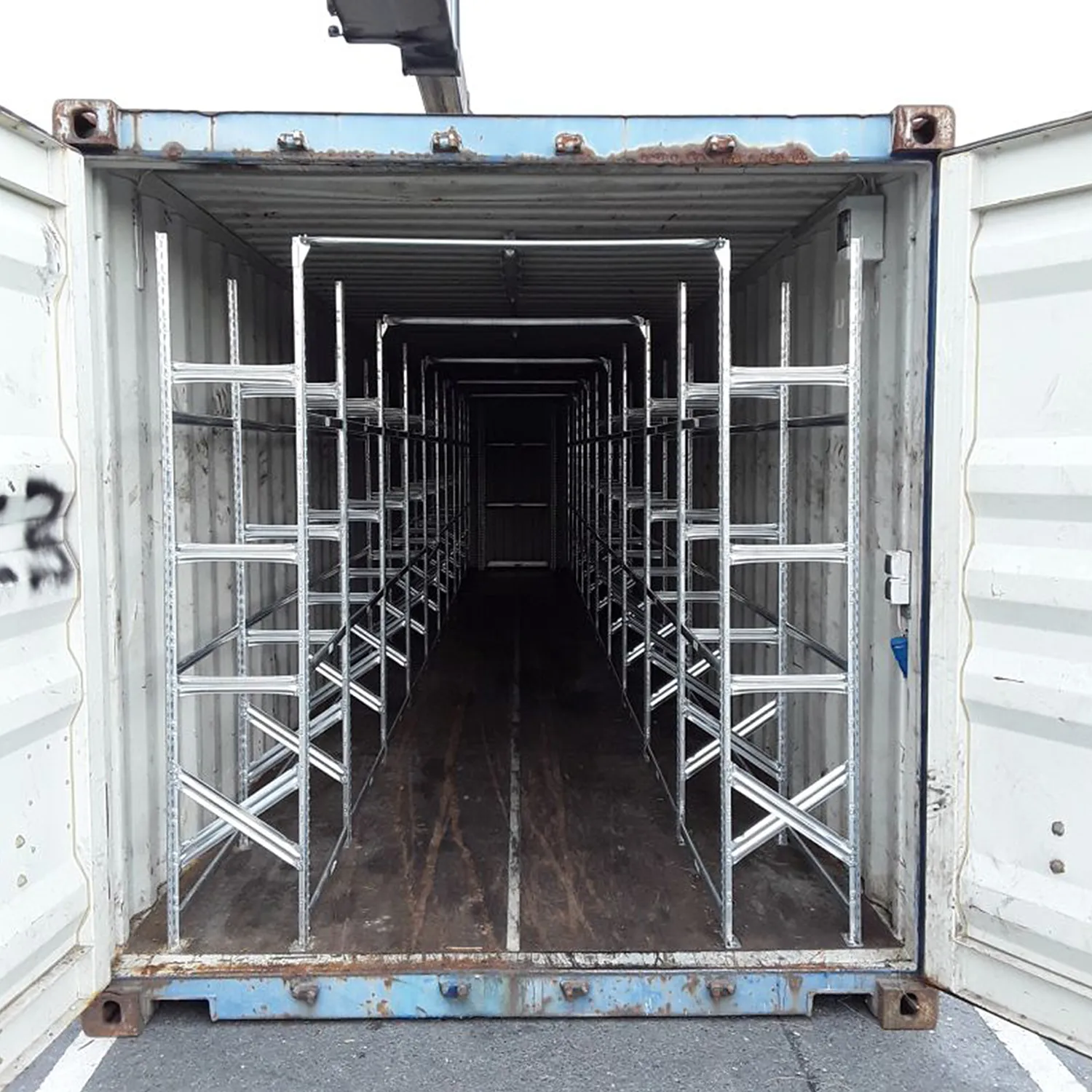 Reifencontainer mit Reifenregal