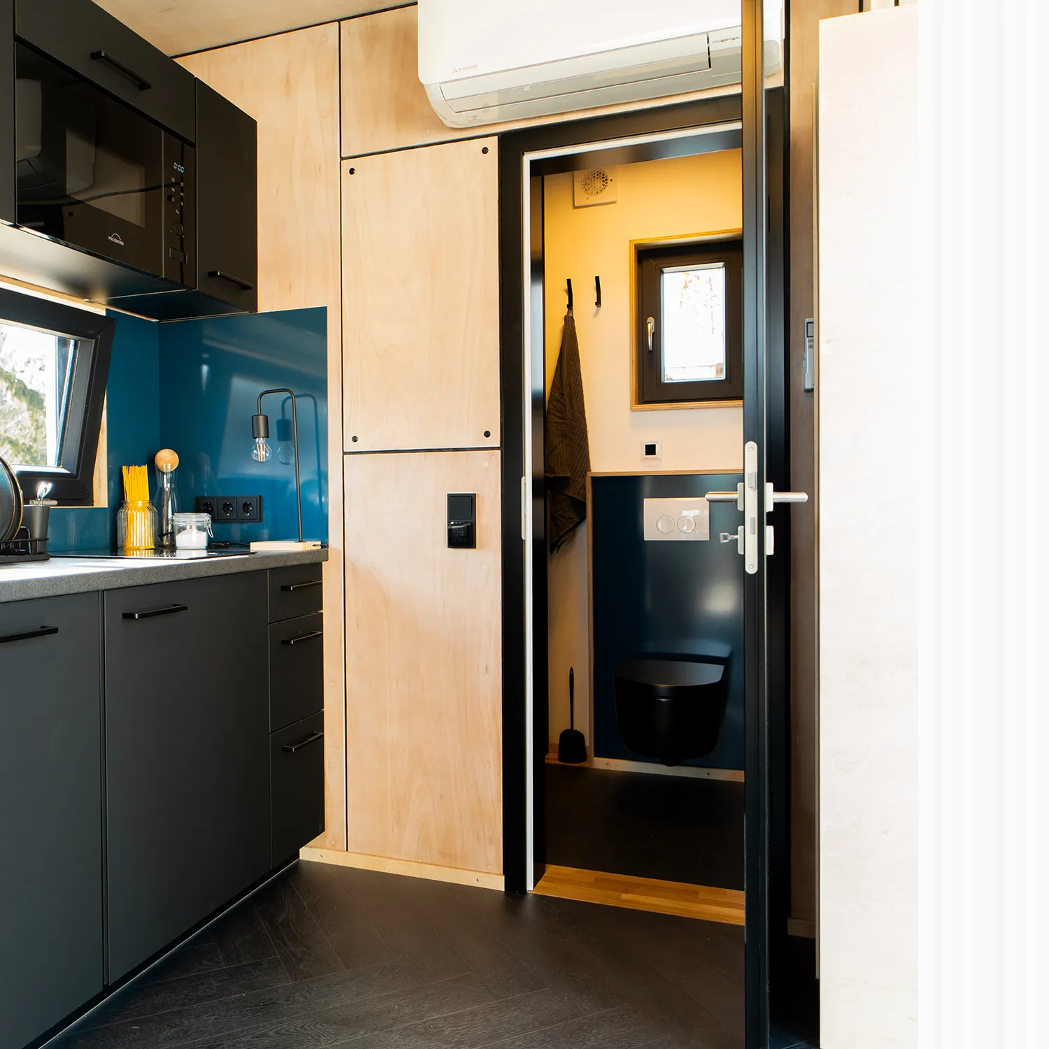 Container Tinyhouse aus 20 Fuß Seecontainer Küchenbereich