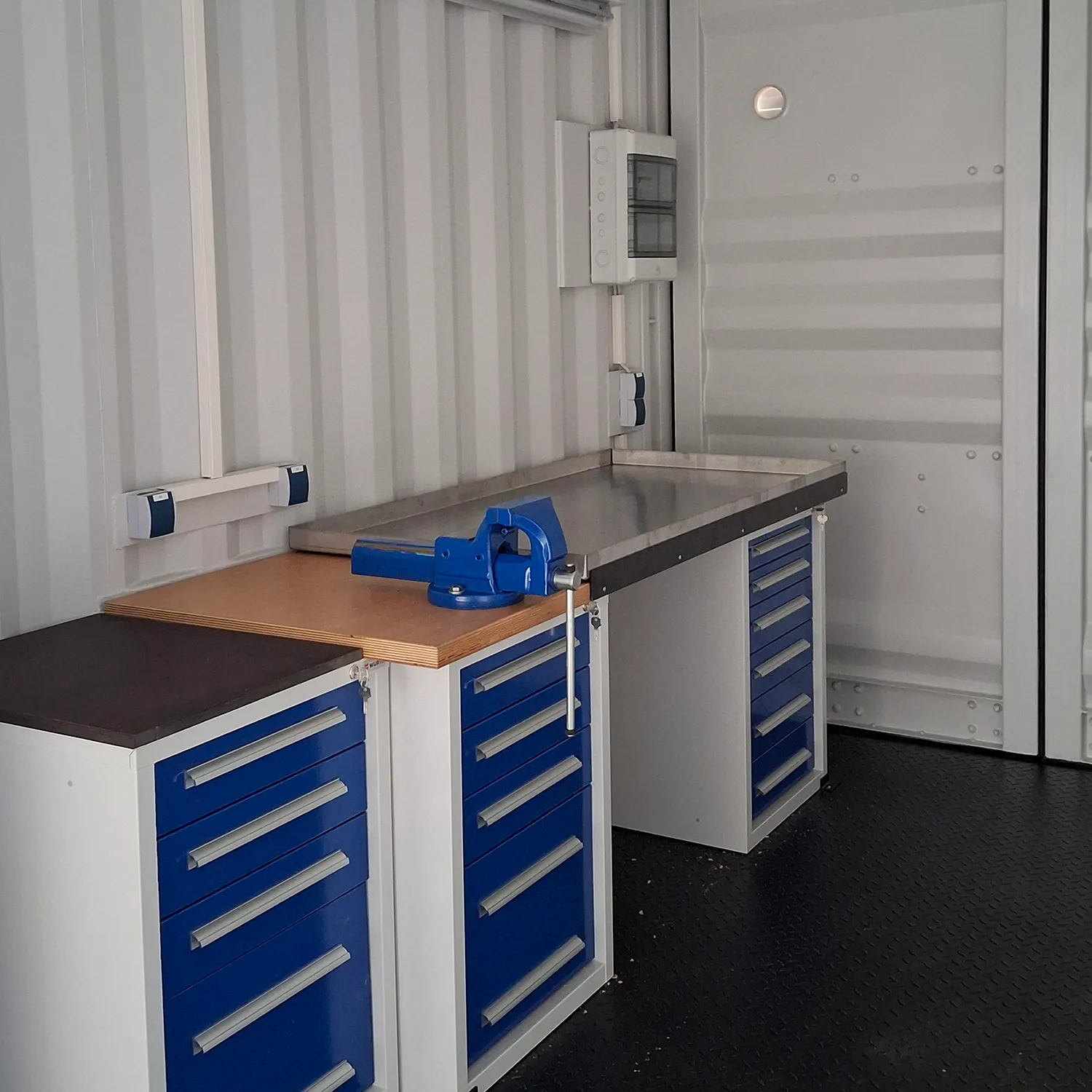Werkstattcontainer mit Werkbank und Einbauregalen