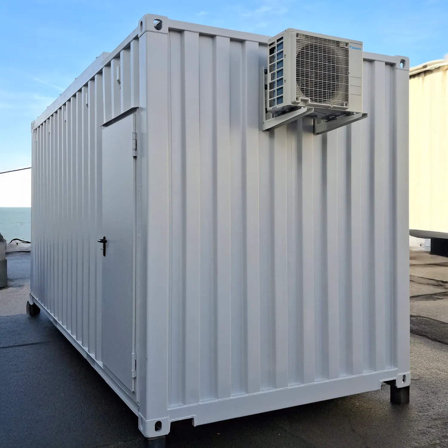 Werkstattcontainer mit Werkbank und Einbauregalen