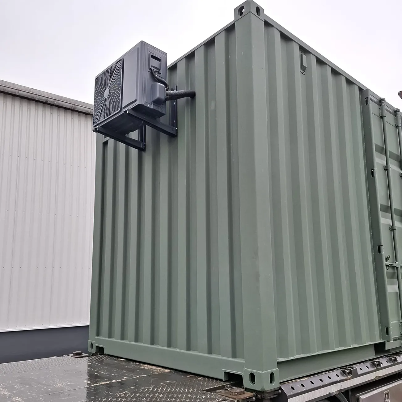 Sonderlackierung Militärcontainer mit Klimagerät