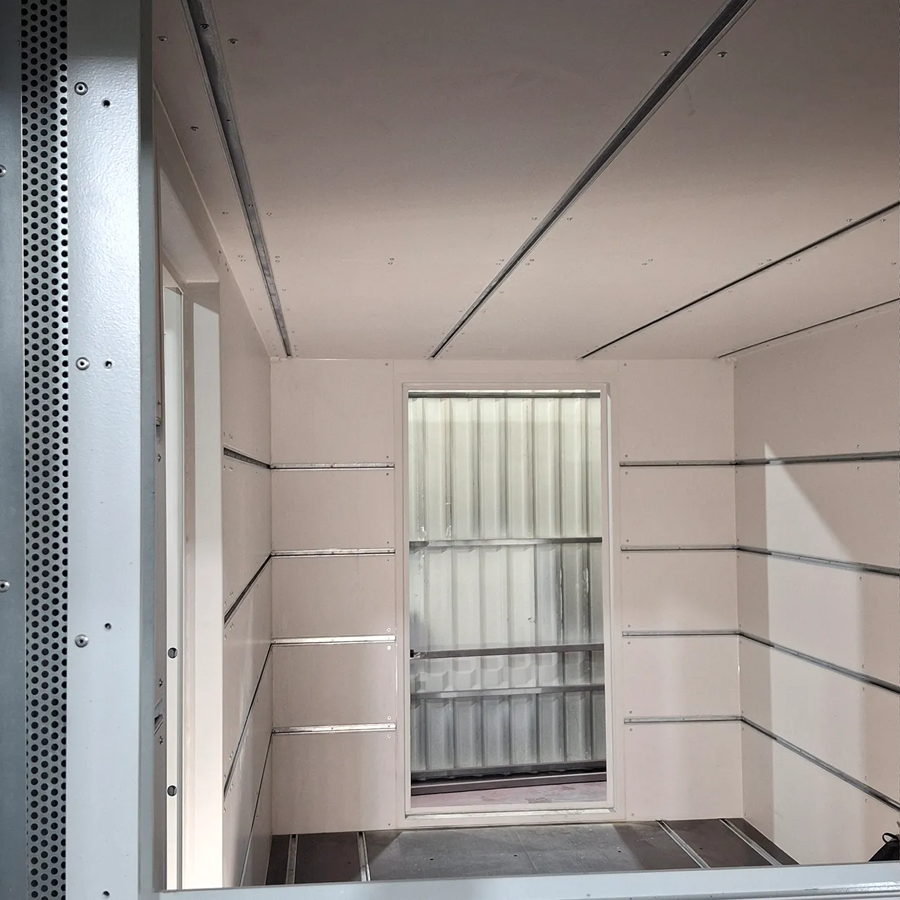 Katastrophenschutzcontainer Innenverkleidung C-Schienen