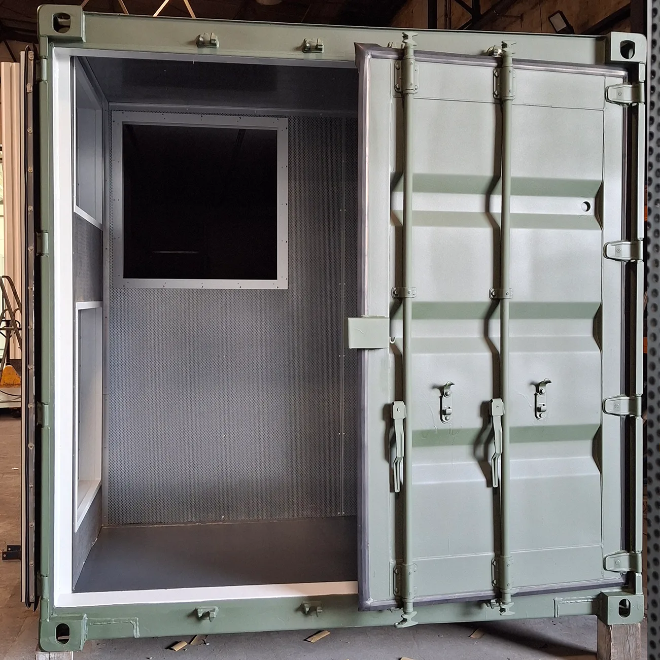 Militärcontainer Lochblechverkleidung Containertür