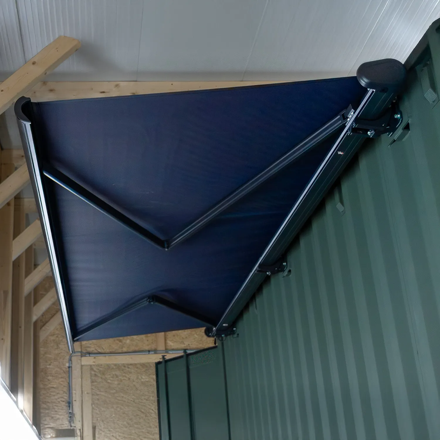 Militärcontainer Sonderbau mit Markise