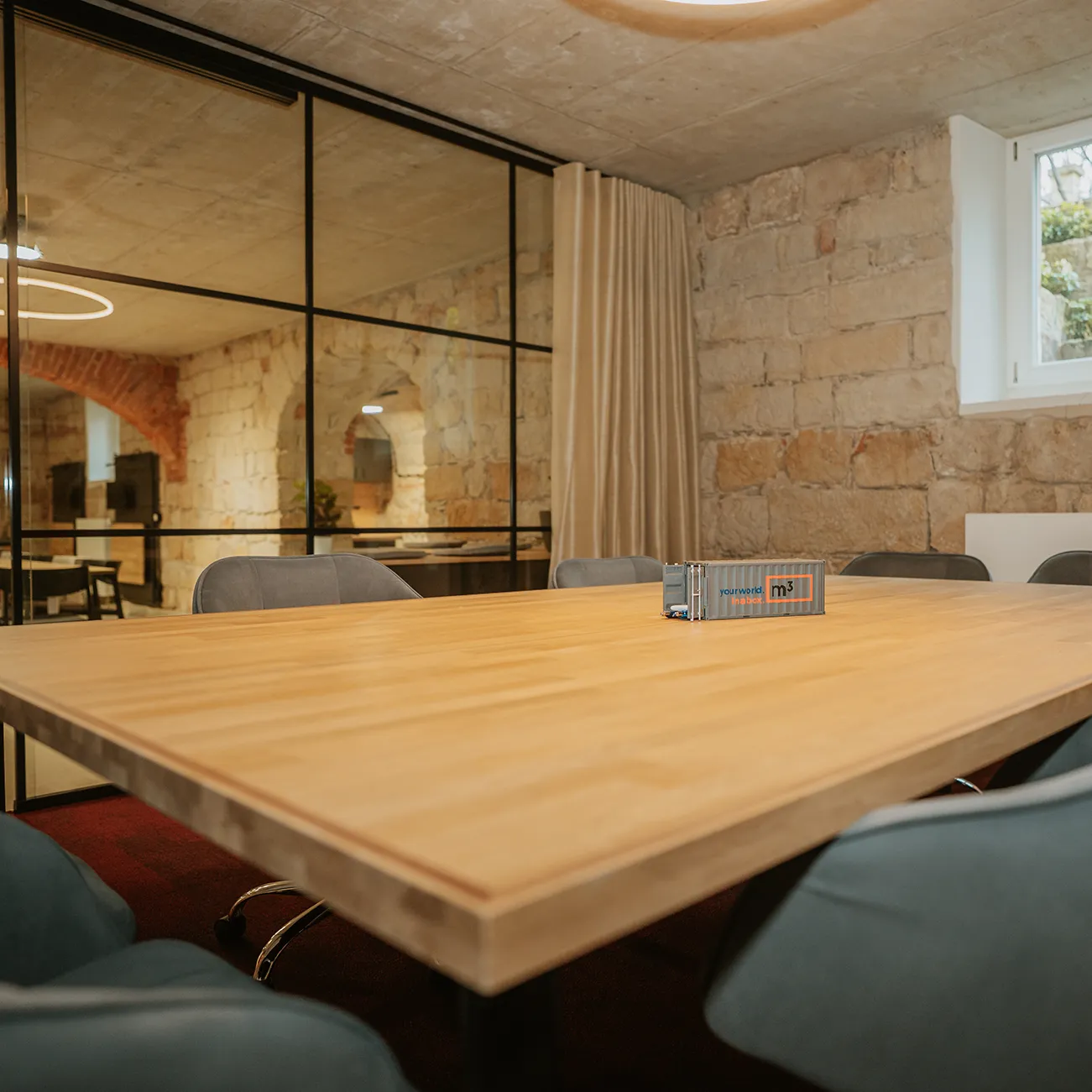 Das Team von m3 sitzt auf Seecontainer. Gruppenaufnahme