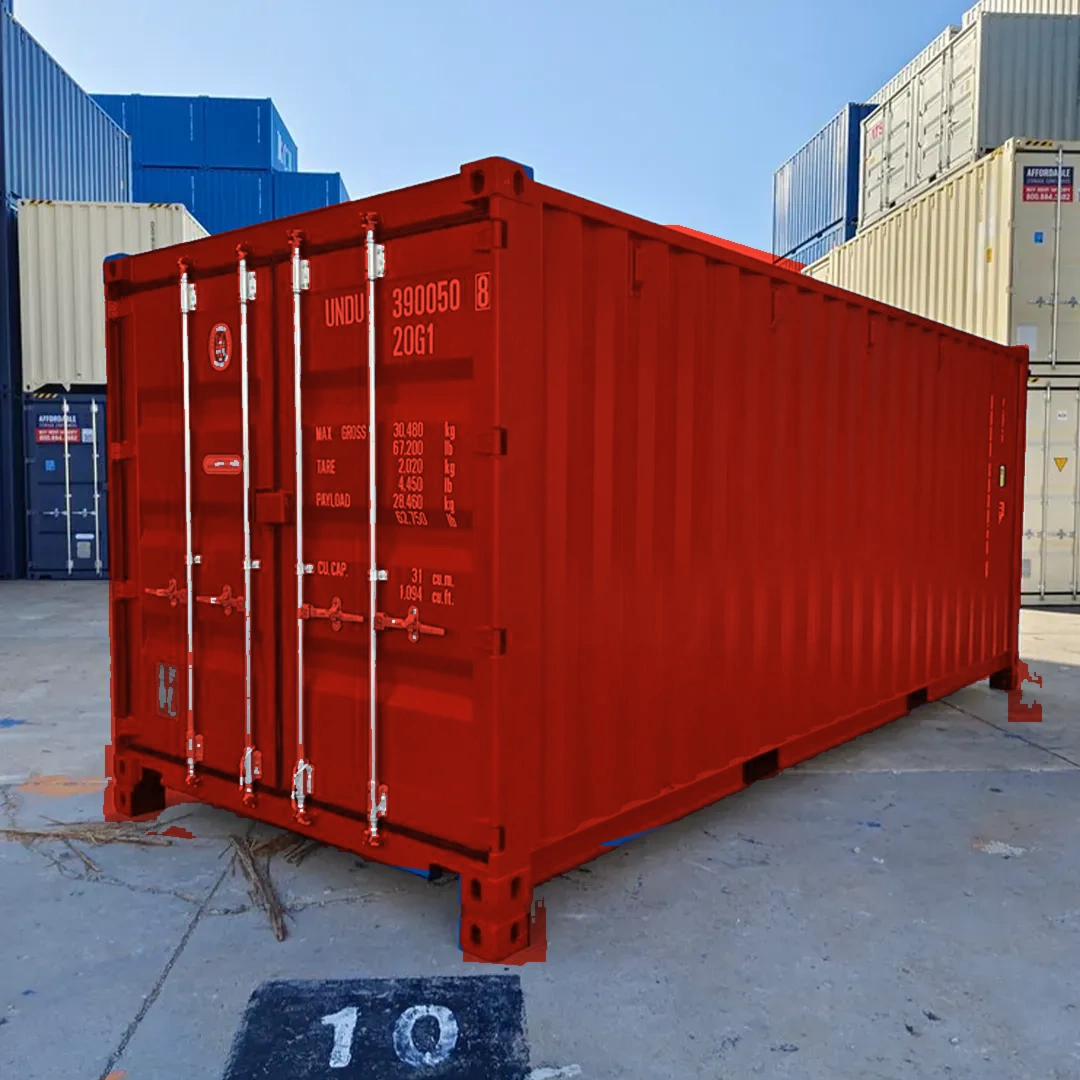 Roter Frachtcontainer steht auf Betonfläche mit anderen Containern im Hintergrund.