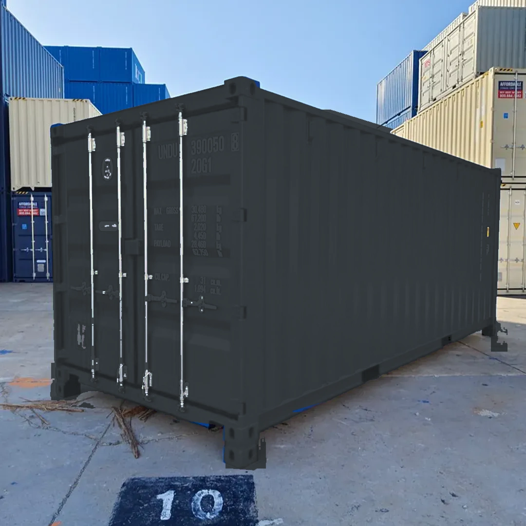 Anthrazitgrauer Container steht auf einem Platz mit anderen Frachtcontainern im Hintergrund.