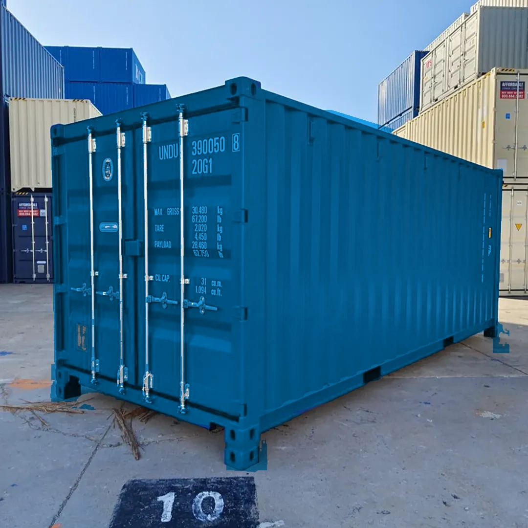 Blauer Seecontainer steht auf Betonfläche vor gestapelten Containern unter klarem Himmel.