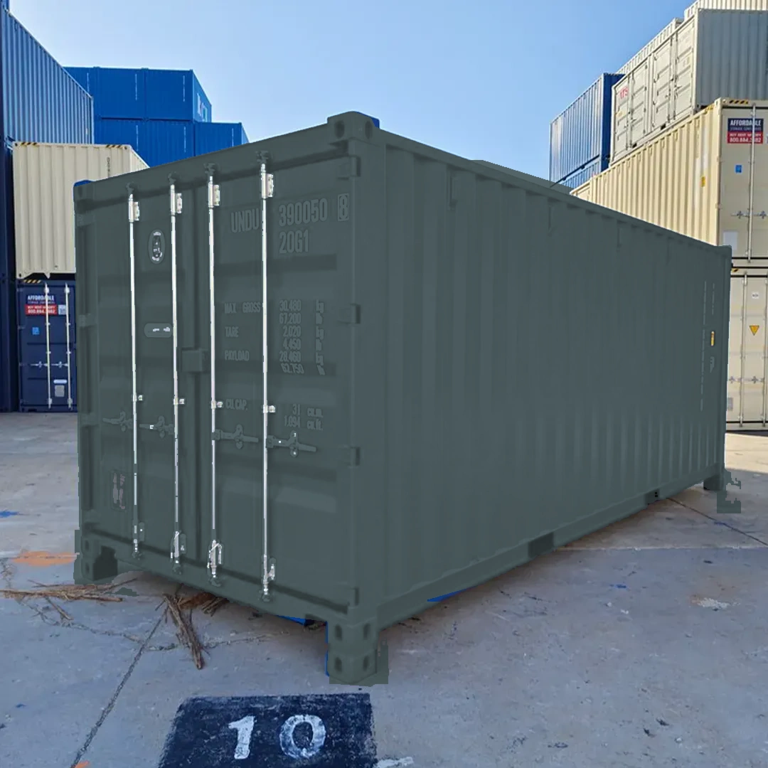Blaugrauer Seecontainer steht auf einem Containerlagerplatz neben anderen Containern.
