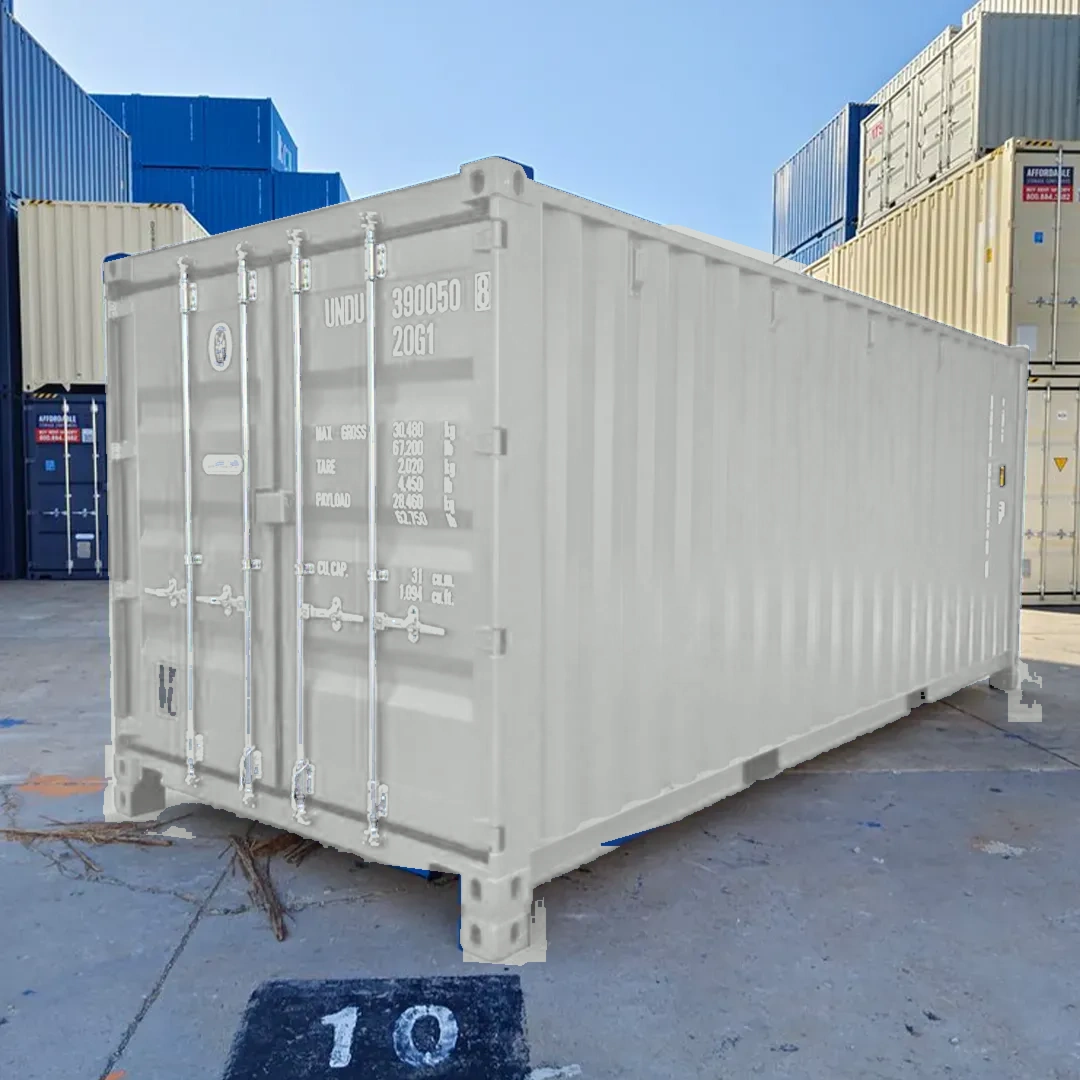 Großer grauer Schiffscontainer steht in einem Containerlager mit gestapelten Containern im Hintergrund.
