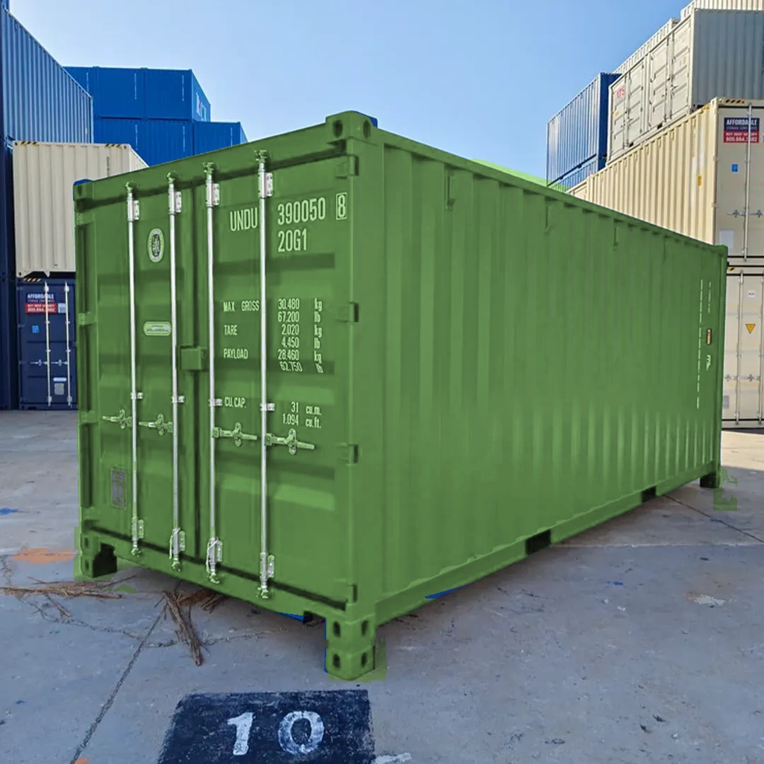 Grüner Frachtcontainer steht auf Betonboden mit dem Nummernfeld 10 darauf.