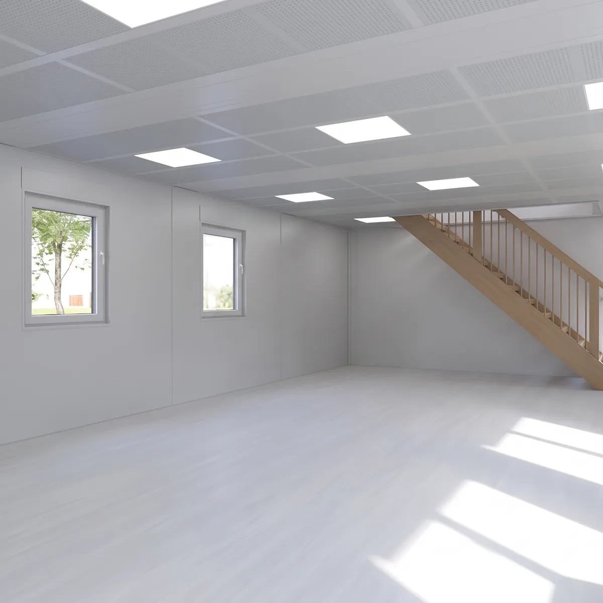 Leerer, moderner Raum mit weißen Wänden, Holzboden, zwei Fenstern und einer Holztreppe auf der rechten Seite, durch die Deckenleuchten beleuchtet.