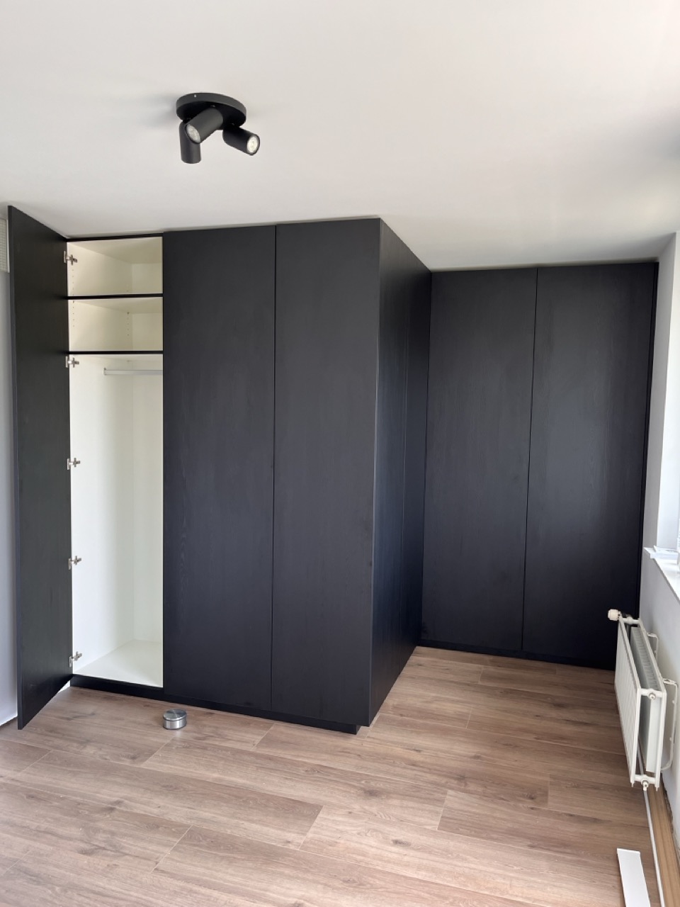 Hoekkast op maat van Studio Qast. Zwart. Houtnerf. 