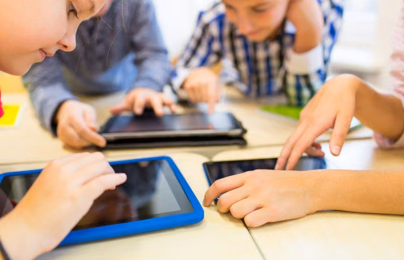 Grupo de niños usando una Tablet 