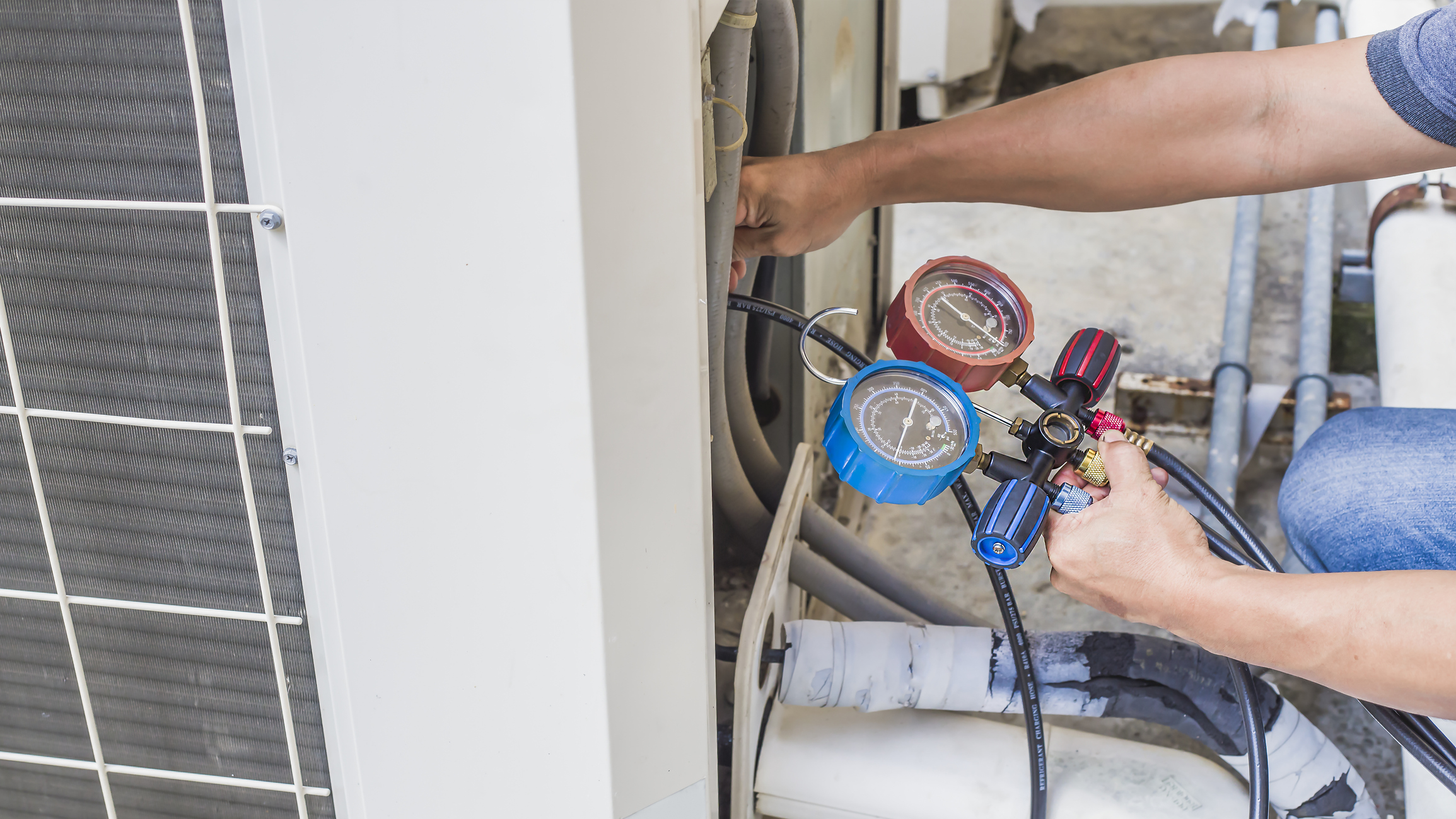 Technician checks the operation of the air conditioner
