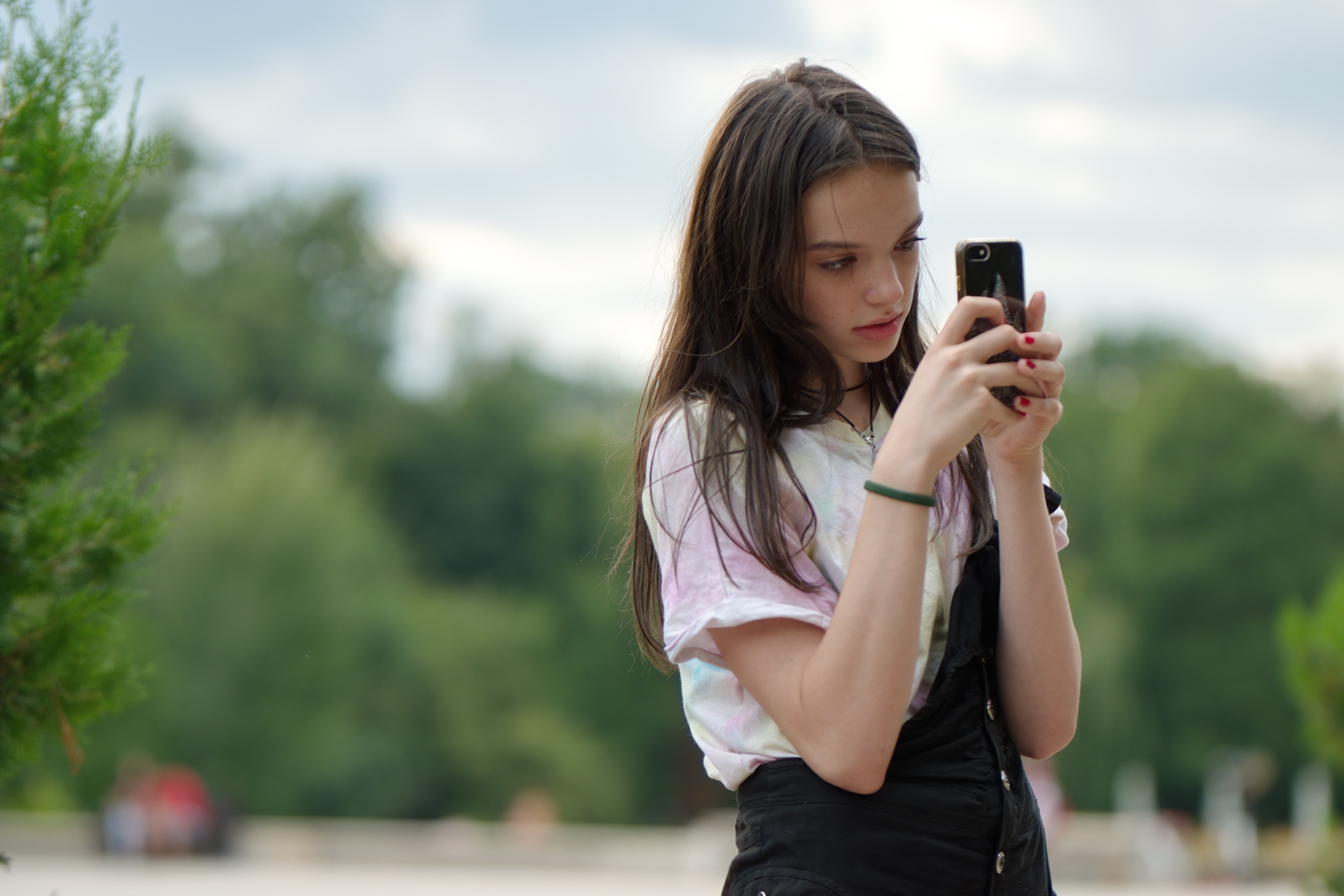 Être ami avec son ado sur les réseaux sociaux : bonne ou mauvaise idée ?