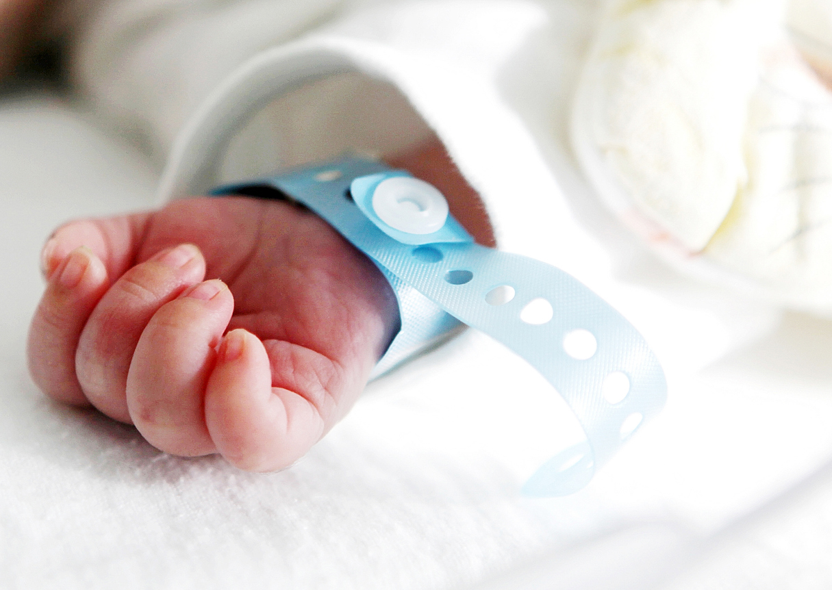 Une femme met au monde un enfant issu d’un embryon congelé depuis 22 ans après le décès accidentel de son fils de 21 ans