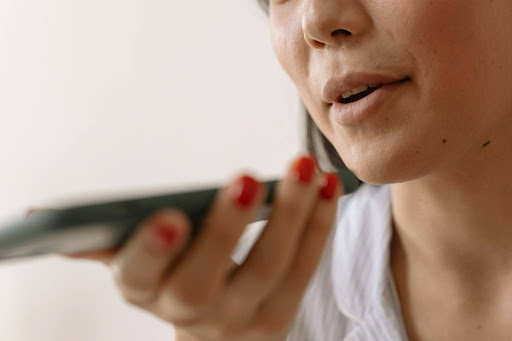 Customer using an AI phone answering system as a smart voicemail alternative for business communication