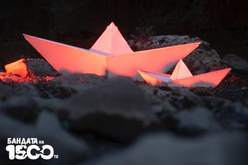 Оранжеви лодки на тъмен фон.