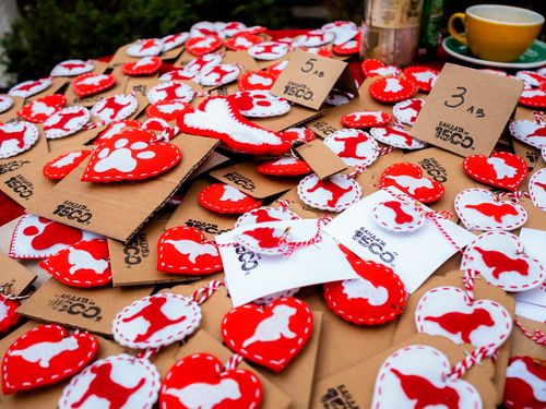 Купчина мартеници с формата на кръг, в средата на който има различни кучета.