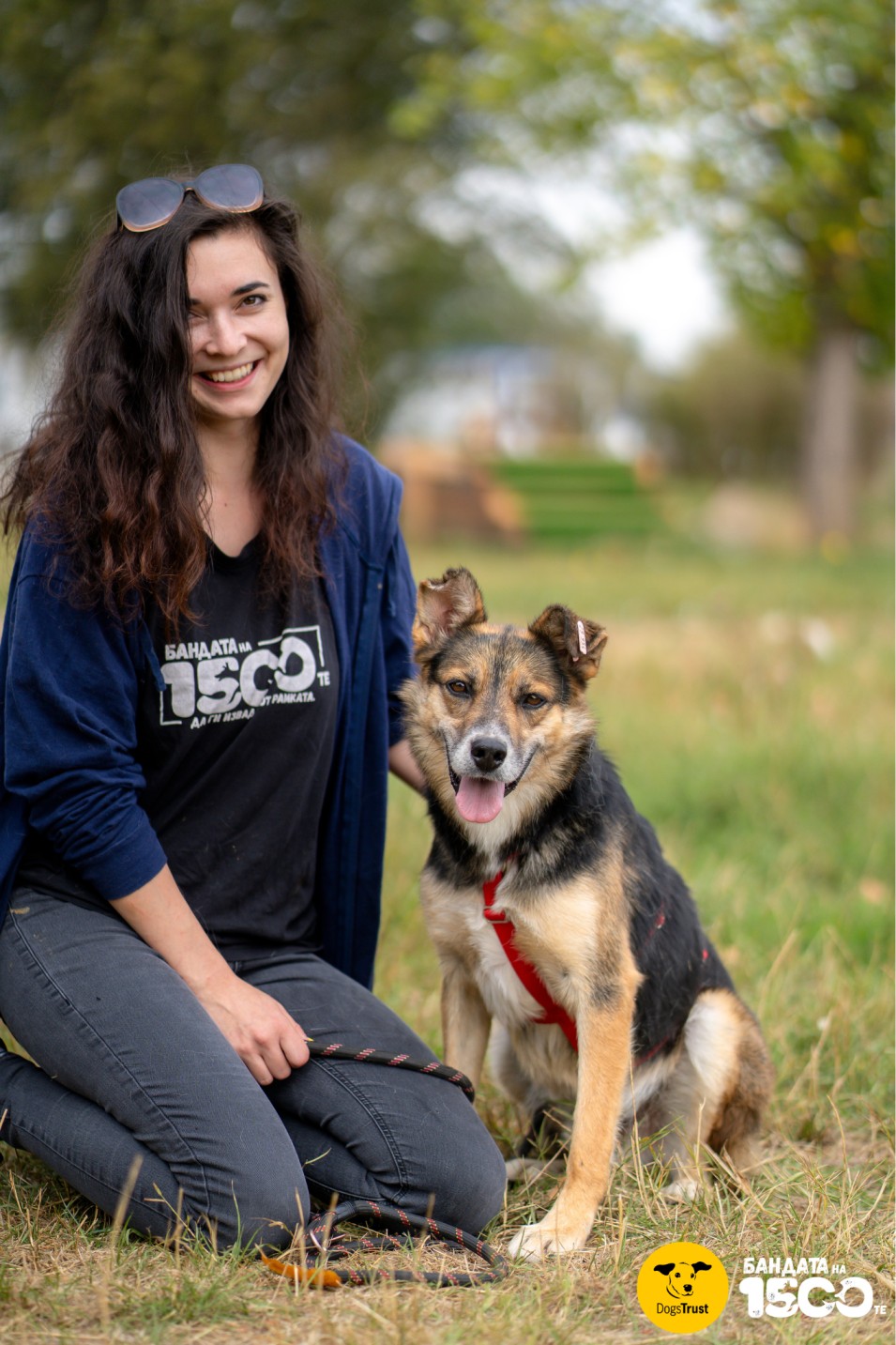 момиче и бежово куче на поляна