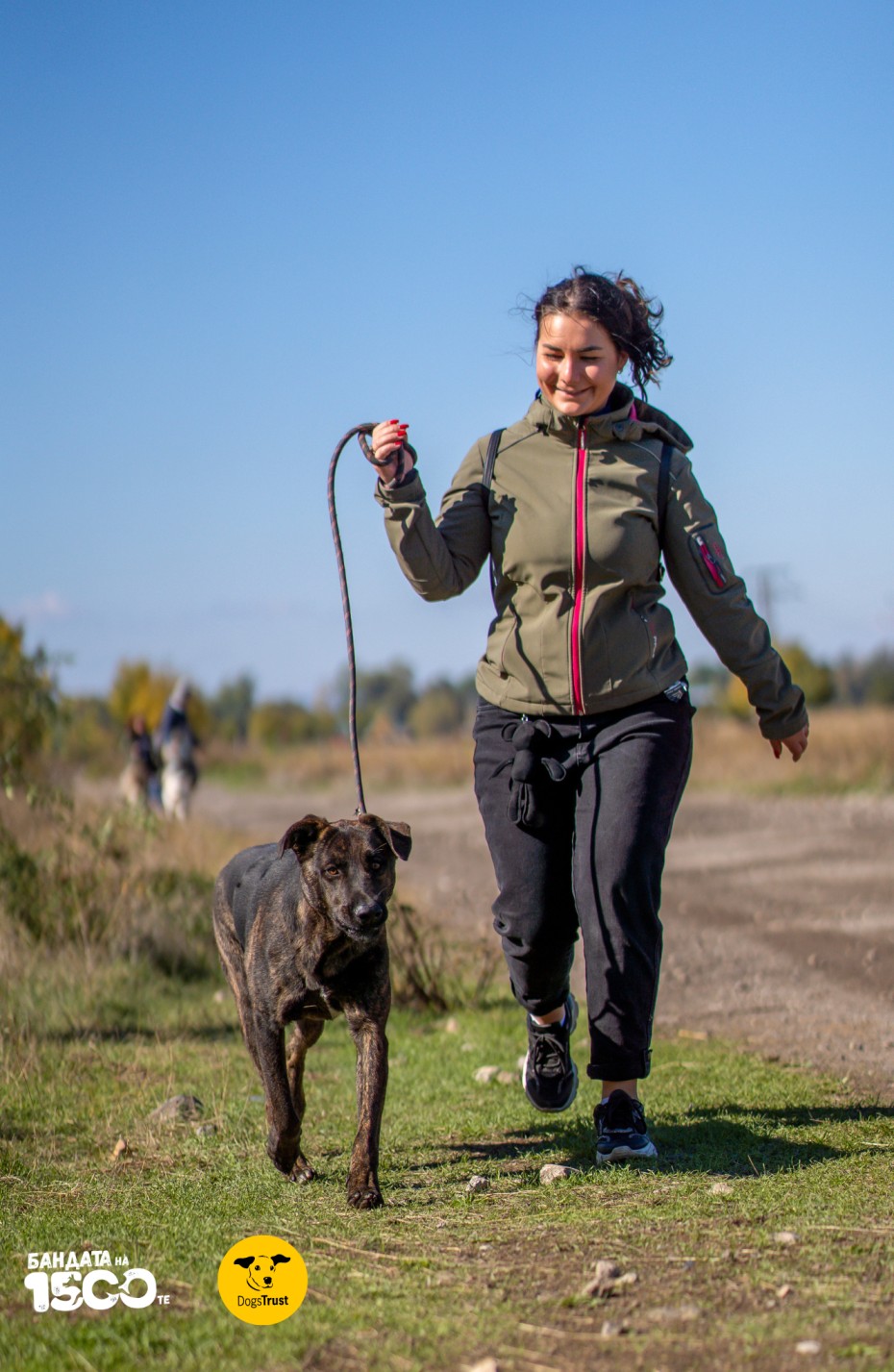 жена разхожда голямо черно куче