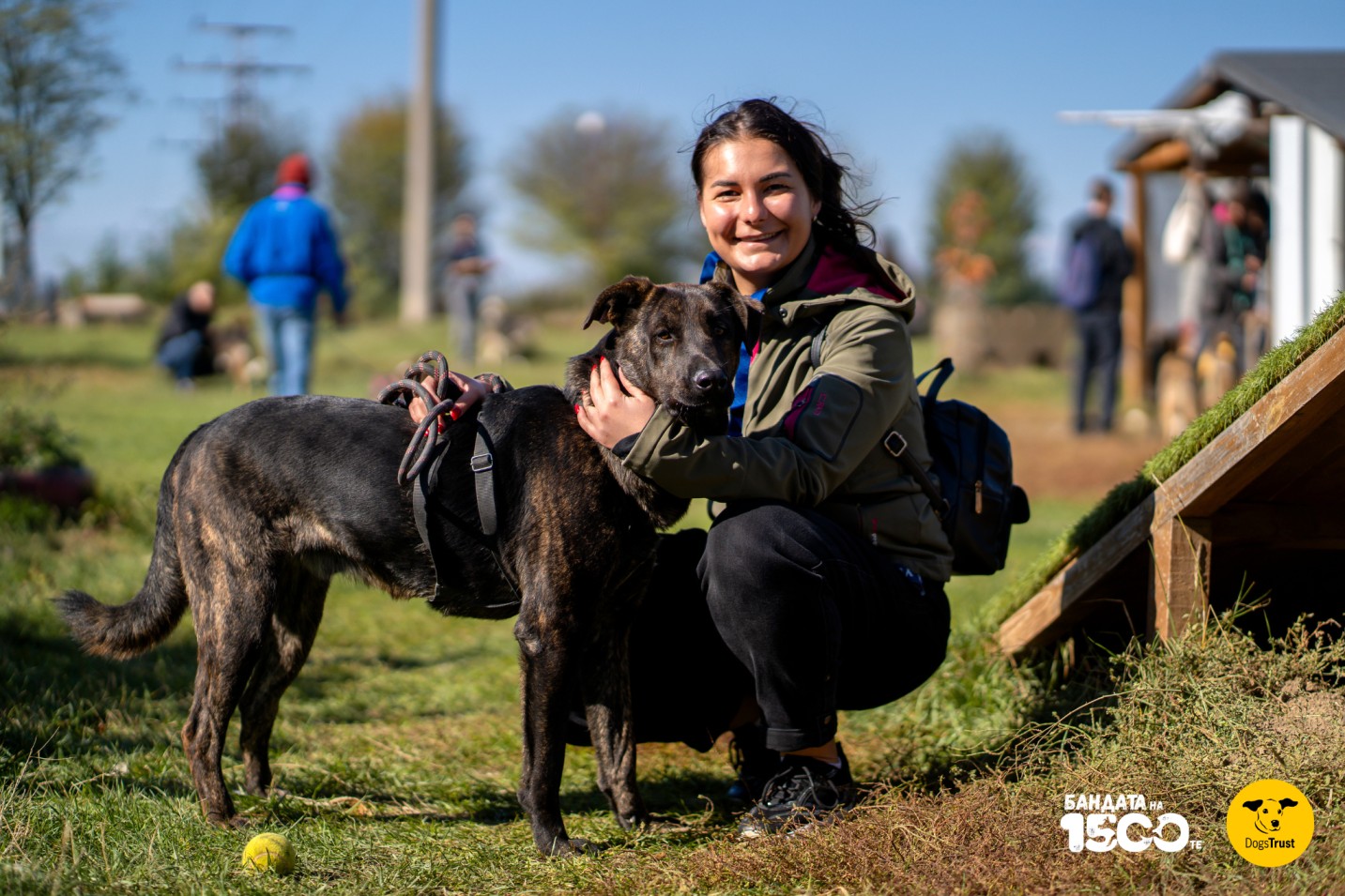 жена разхожда голямо черно куче
