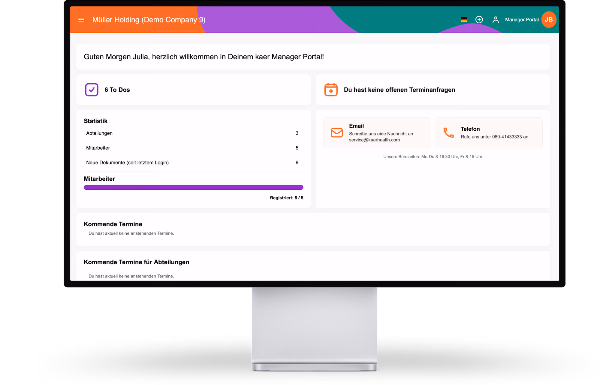 kaer Manager Portal auf einem Monitor: Startseite mit offenen To-Dos, Terminanfragen, Statistik zu Abteilungen und Mitarbeitenden sowie kommenden Terminen