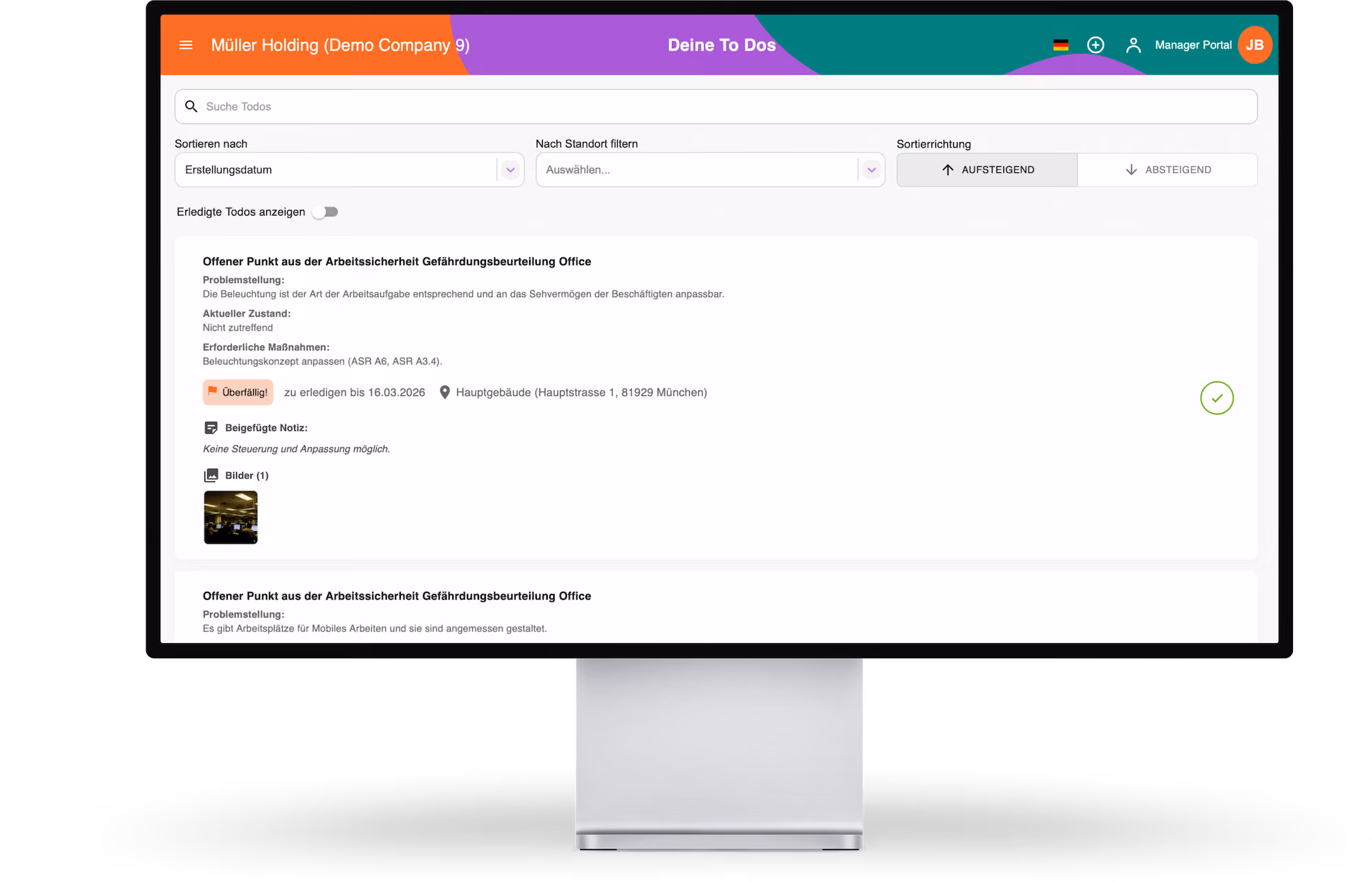 kaer Manager Portal auf einem Monitor: To-Do-Liste mit einem überfälligen Punkt aus der Gefährdungsbeurteilung, Frist und zugehörigem Standort
