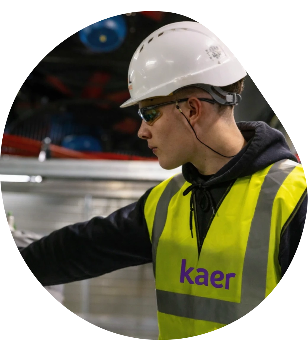 Fachkraft für Arbeitssicherheit von kaer bei einer Begehung im Betrieb
