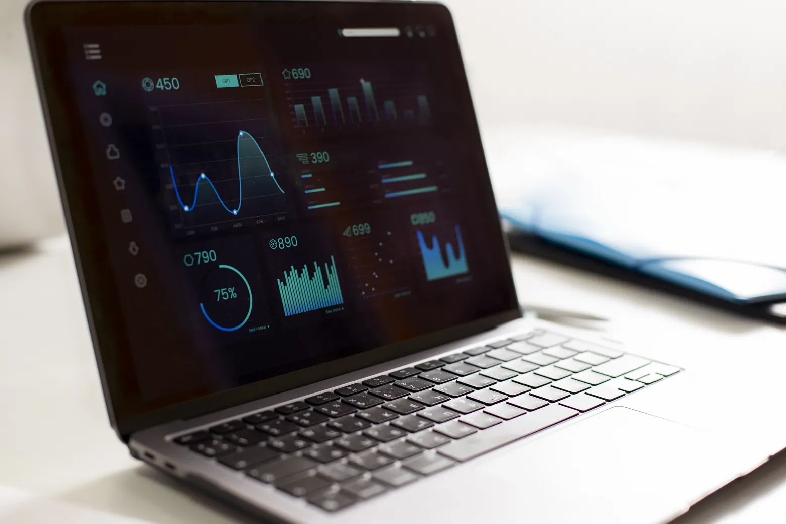 Notebook com um painel de indicadores na tela